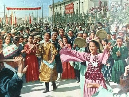 1955年新疆各族群众庆祝自治区成立（资料照片）